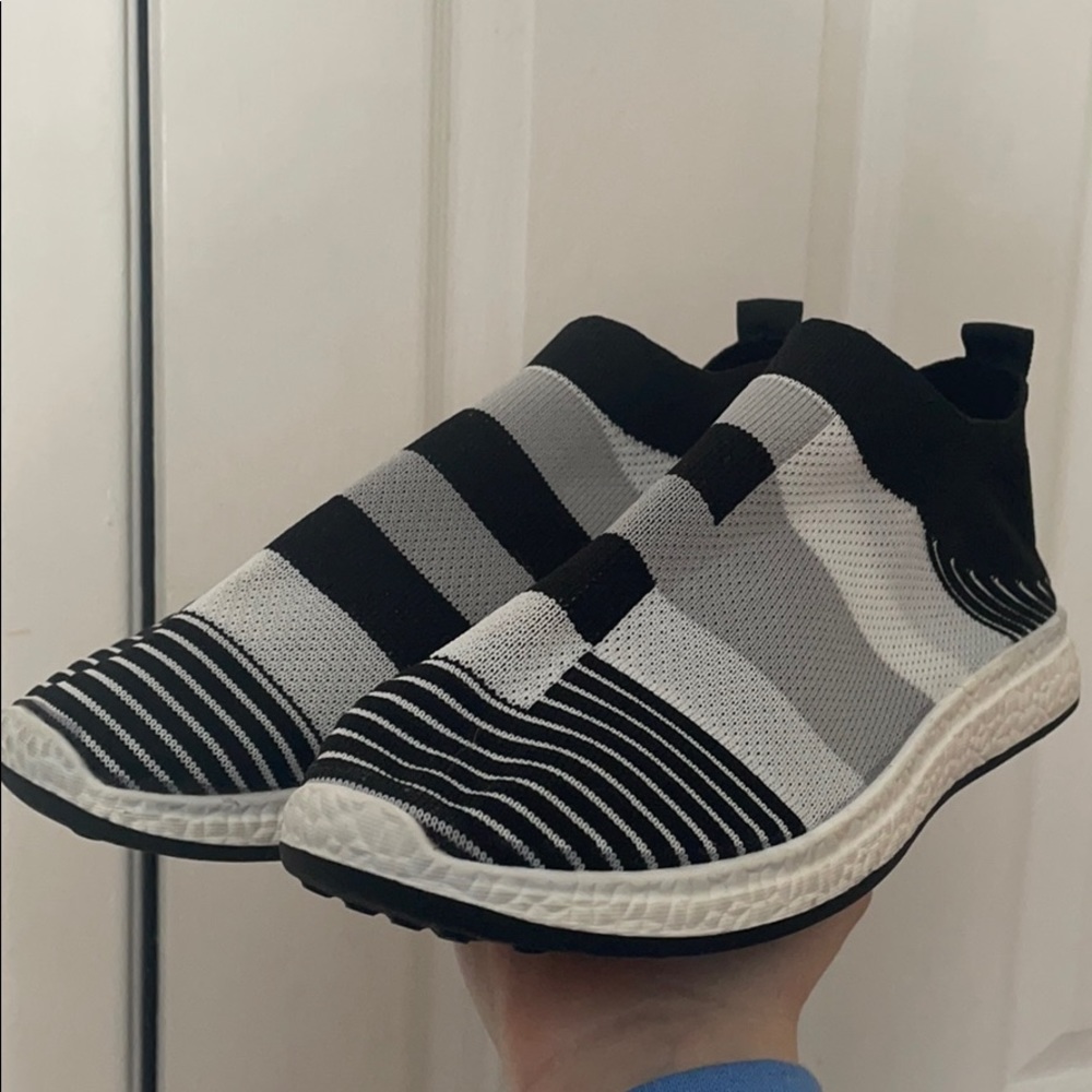 Slip-On Knit Women's Sneakers in Black and Gray